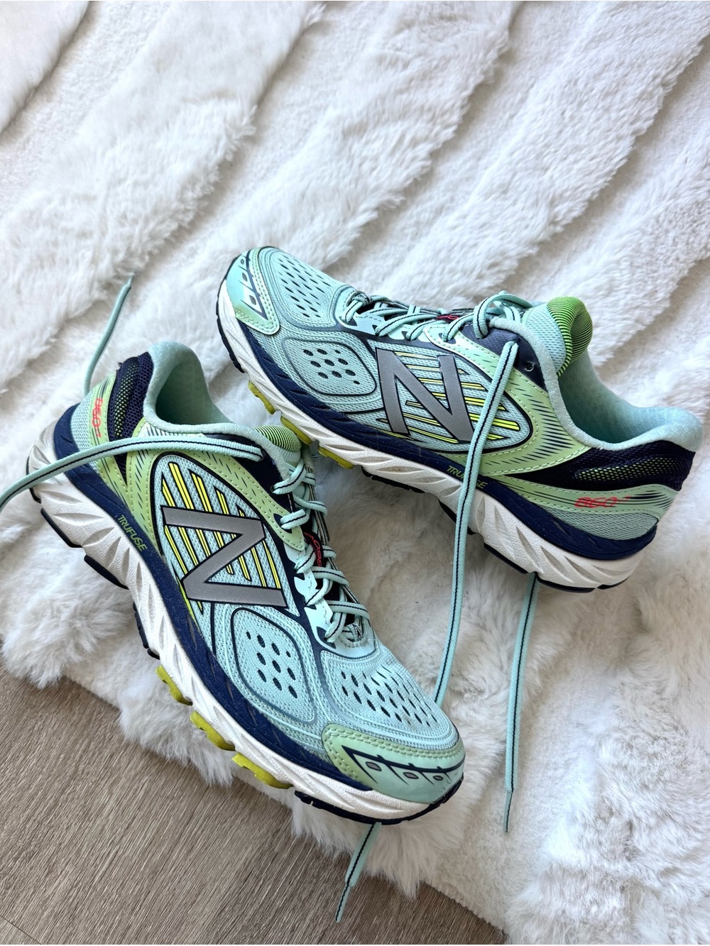 New Balance 860 V7 Trufuse Running Shoes in Blue Lime